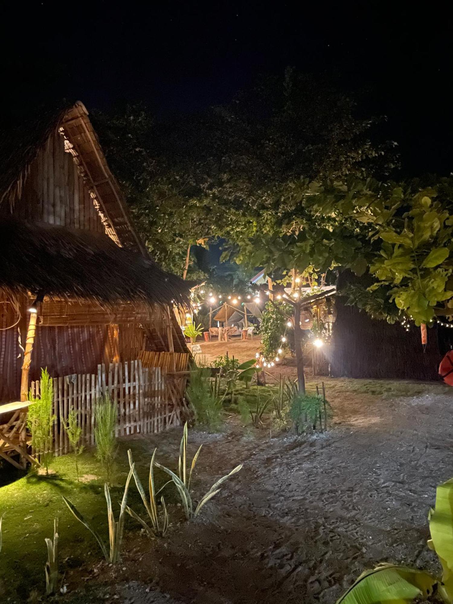 Tribal Huts Community Hostel Daanbantayan Exterior photo